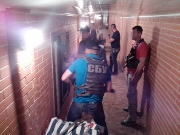 СБУ виявила у Миколи Романчука під будинком тунелі з коштовностями