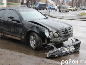 Аварія у Луцьку: зіткнулись Mercedes і ВАЗ. ФОТО