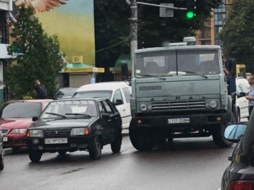 КамАЗ і Lada не поділили дорогу на проспекті в Луцьку. ФОТО