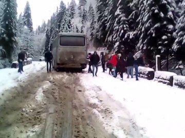 На Закарпатті в снігу застряг рейсовий автобус
