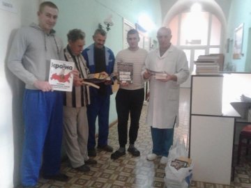 Волонтери передали книги для військового госпіталю