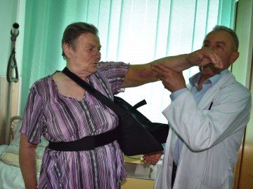 На Волині лікарі відновили жінці нерухому руку, яка не давала їй нормально жити 10 років