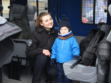 Поліцейські розваги для дітей та «п’яні» окуляри для дорослих: у Луцьку – «Різдво з патрульними». ФОТО