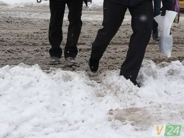 Нерозчищені зупинки і «снігова каша»: лучани скаржаться на стан доріг