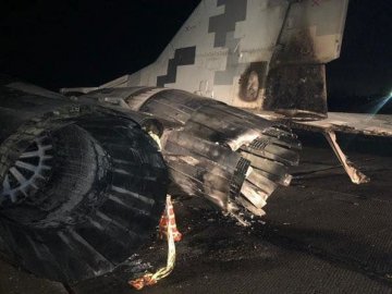 На аеродромі під Києвом п’яний капітан ЗСУ за кермом авто врізався у військовий літак