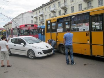 На проспекті Волі в Луцьку зіткнулися маршрутка і легковик. ФОТО