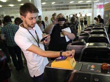 У київському метро з’явилися термінали для безконтактної оплати