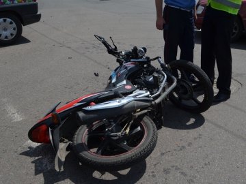 ДТП у Луцьку: Nissan збив мотоцикліста. ФОТО.ОНОВЛЕНО