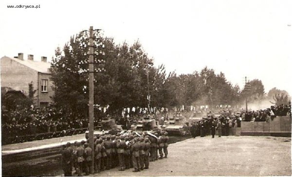 Танки 7ТР були присутні і на параді військової техніки в Луцьку у вересні 1938 року, що відбувався на теперішньому проспекті Волі