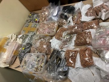 У Львові слідчий СБУ віддав 24 кг арештованого золота та срібла попередньому власнику