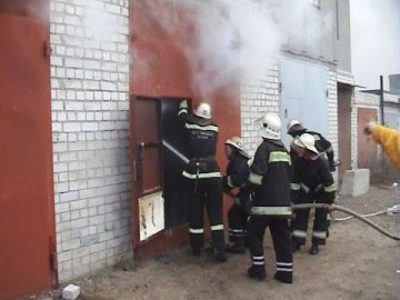 Луцька міліція з'ясовує причини, внаслідок яких виникла пожежа в гаражному коооперативі