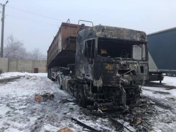 Невідомі спалили екскаватор і два автомобілі голови ОТГ під Луцьком. ФОТО