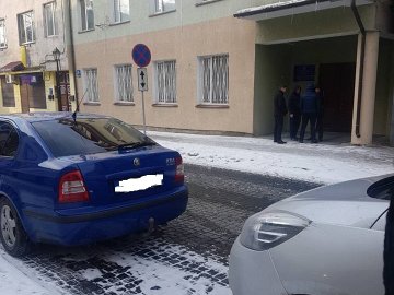 Посадили в авто на «бляхах» і повезли в прокуратуру: в Луцьку знову затримали адвоката-брата голови суду 