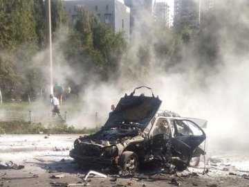 У Києві вибухнуло і вщент згоріло авто, загинув водій