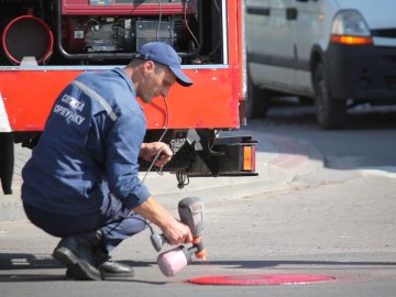 На червоних люках – не паркуватись: у місті на Волині рятувальники позначили пожежні гідранти
