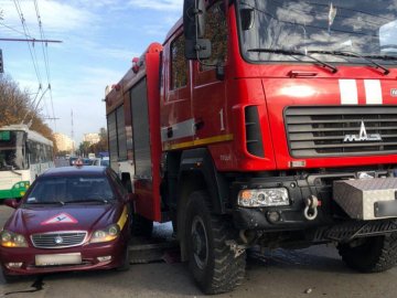 У Луцьку в аварії зіткнулись пожежна машина, навчальне авто Geely та Volkswagen