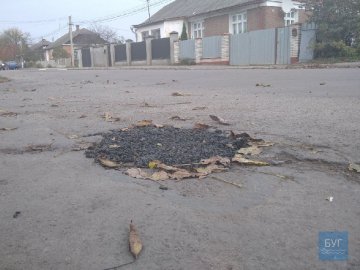 У Володимирі-Волинському водії власними силами «залатали» ями на дорозі. ФОТО