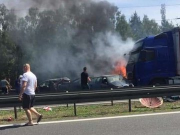 Загинуло шестеро людей: на трасі у Польщі зіткнулись 6 автомобілів і вантажівка