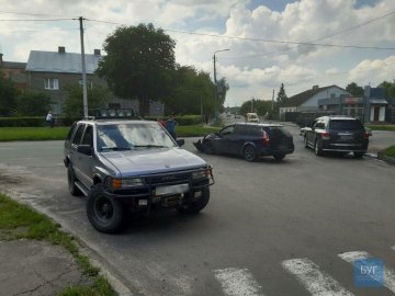На перехресті у волинському місті – аварія за участю двох автівок