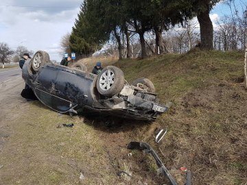 У селі біля Луцька автівка перевернулася на дах, водій втік з місця аварії. ФОТО