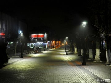 Ніч, ліхтарі, бруківка: красиві фото вулиці Лесі Українки в Луцьку