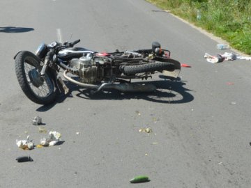 «П’яна» аварія в Шацьку: мотоцикл «врізався» у вантажівку