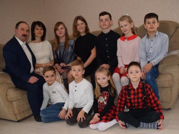 «Вони для нас не чужі»: подружжя з Волині виховує 9 прийомних дітей