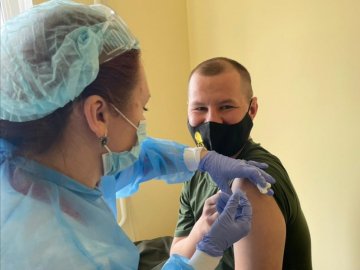 У Луцьку нацгвардійців щеплюють вакциною CoronaVac