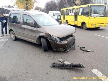 Аварія у Луцьку: Volkswagen зіткнувся з тролейбусом. ФОТО
