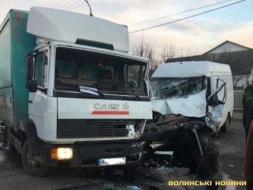 Моторошна аварія в Луцьку: водія діставали рятувальники. ФОТО