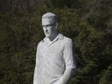 У Нью-Йорку встановили статую Едварда Сноудена. ФОТО