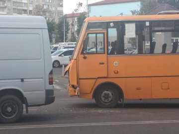 У Луцьку сталася подвійна аварія за участю маршрутки. ФОТО