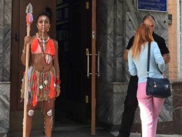 Активістка Femen прийшла на суд зі списом