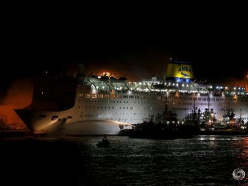 У Греції загорівся корабель із тисячею людей на борту