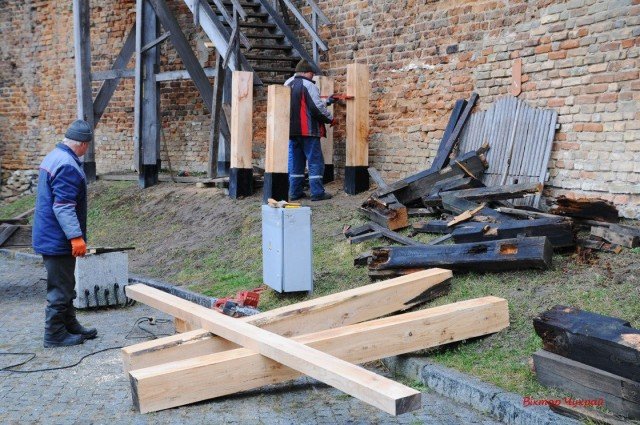﻿У замку Любарта реконструюють дерев'яні сходи