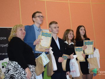 Луцькі школярі перемогли у всеукраїнському турнірі з економіки. ФОТО*