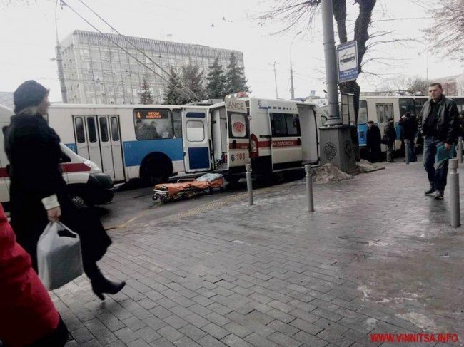 У Вінниці в тролейбуса лопнуло колесо: постраждало троє людей. ФОТО