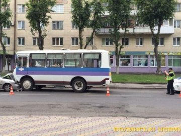 У Луцьку зіткнулись автобус  та легковик: постраждало двоє людей