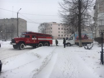 У місті на Волині автомобіль доставки хліба застряг у сніговому заметі