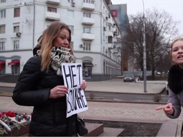 У Донецьку з матюками накинулися на дівчину, яка проти війни. ВІДЕО