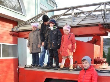Діти-переселенці на екскурсії в луцьких рятувальників. ФОТО