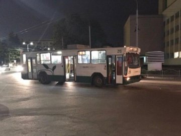 Не поділили дорогу: у Луцьку зіткнулись тролейбус та евакуатор. ФОТО