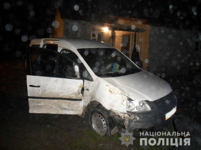 На Рівненщині пасажир під час ДТП випав з авто і загинув, а п'яний водій навіть не помітив
