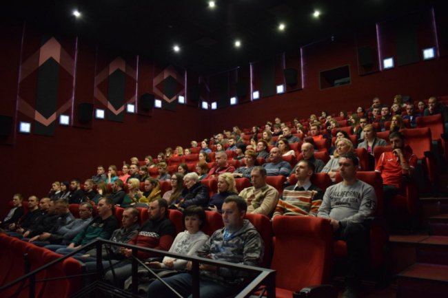 Весь зал плакав і мовчав: у Луцьку показали фільм про жінок на війні «Невидимий батальйон»