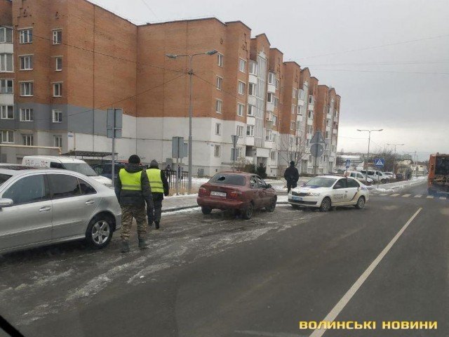 Невідомі у Луцьку побили вікна припаркованій автівці