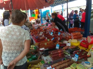 На волинському ринку продають м'ясо та ковбасу в повній антисанітарії