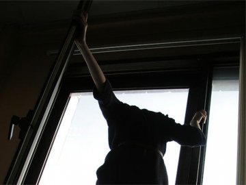 Дівчина з Волині вистрибнула з вікна багатоповерхівки у Києві