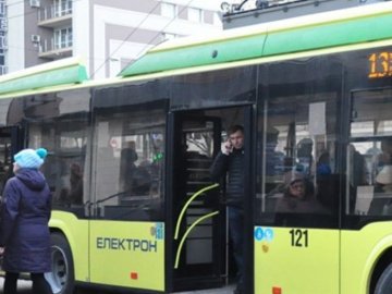 У Львові пасажир впав під колеса тролейбуса: чоловіка госпіталізували