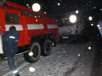 Волинські рятувальники звільнили машини зі снігового полону