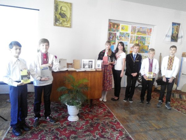 У луцькій бібліотеці відбувся вечір гумору. ФОТО У луцькій бібліотеці відбувся вечір гумору. ФОТО